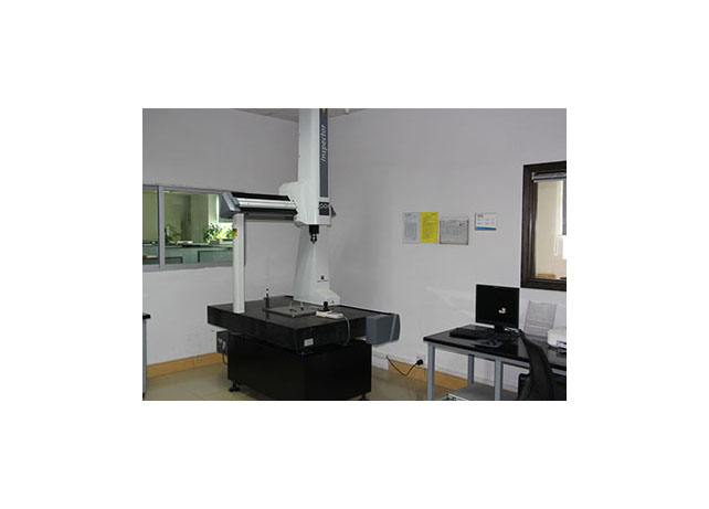 工程师审图排除问题，先进检测设备保证品质