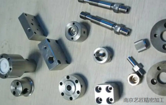 <strong>铝合金精密模锻加工顺序:坯料准备、坯料加热、精锻工艺及压下量、工艺间整理、润滑</strong>