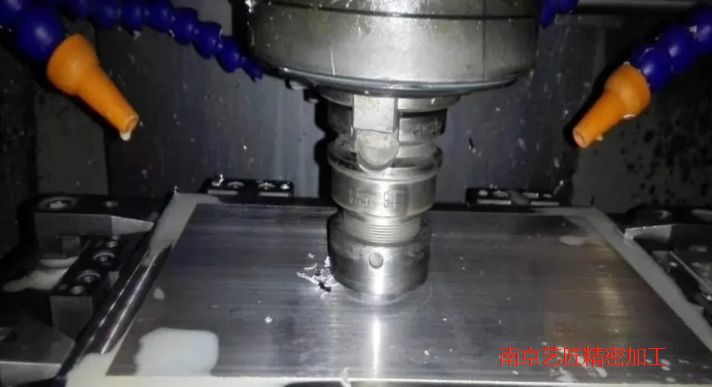 <strong>常州超精密加工刃口:利用化学研磨技术，将玻璃压缩到一页纸的厚度。</strong>