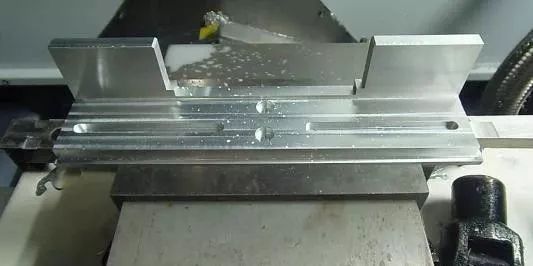 <strong>南京精密机械加工有多牛逼？这个盘子里有5000多个零件。</strong>