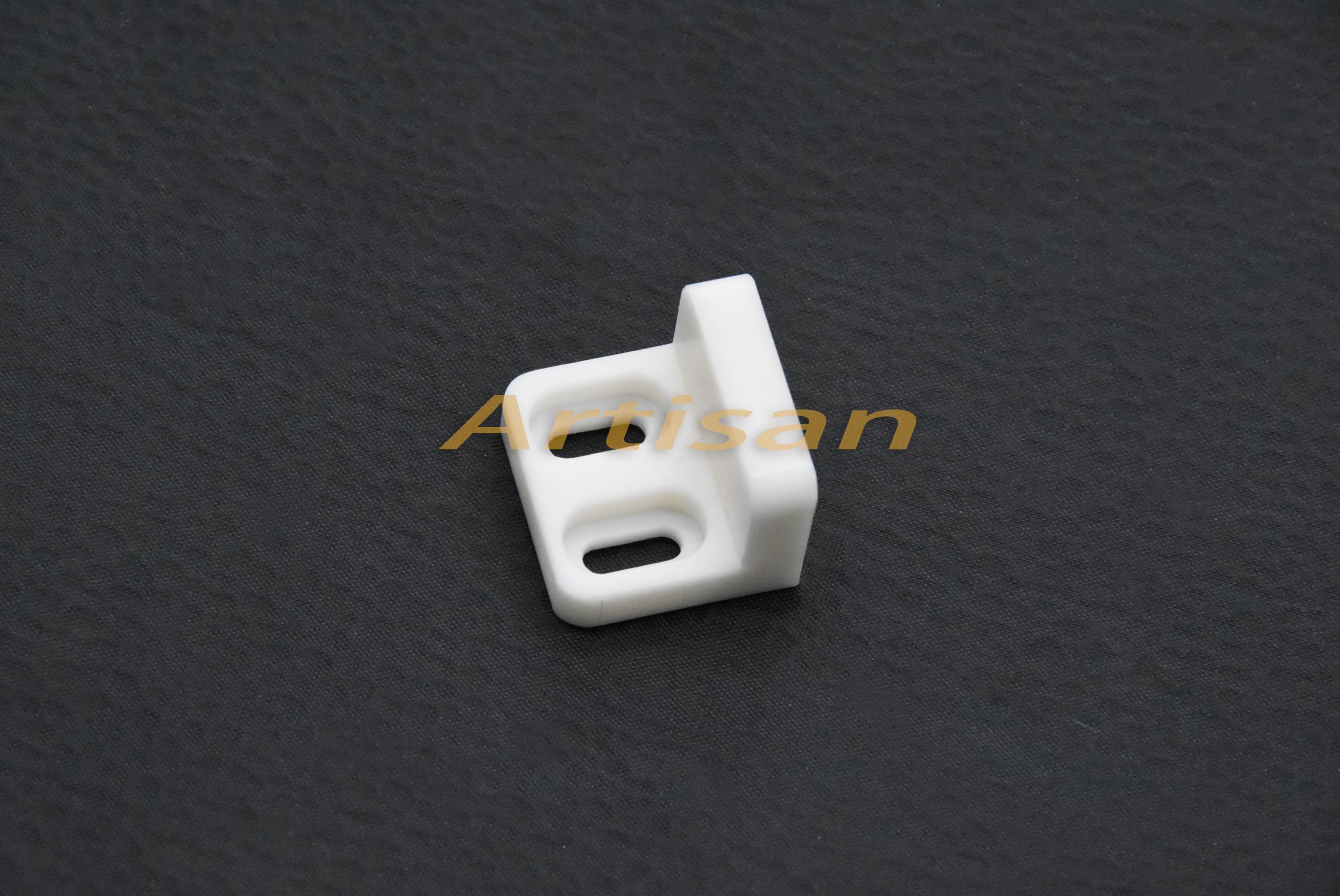 <strong>电子类精密加工：尼龙支架</strong>