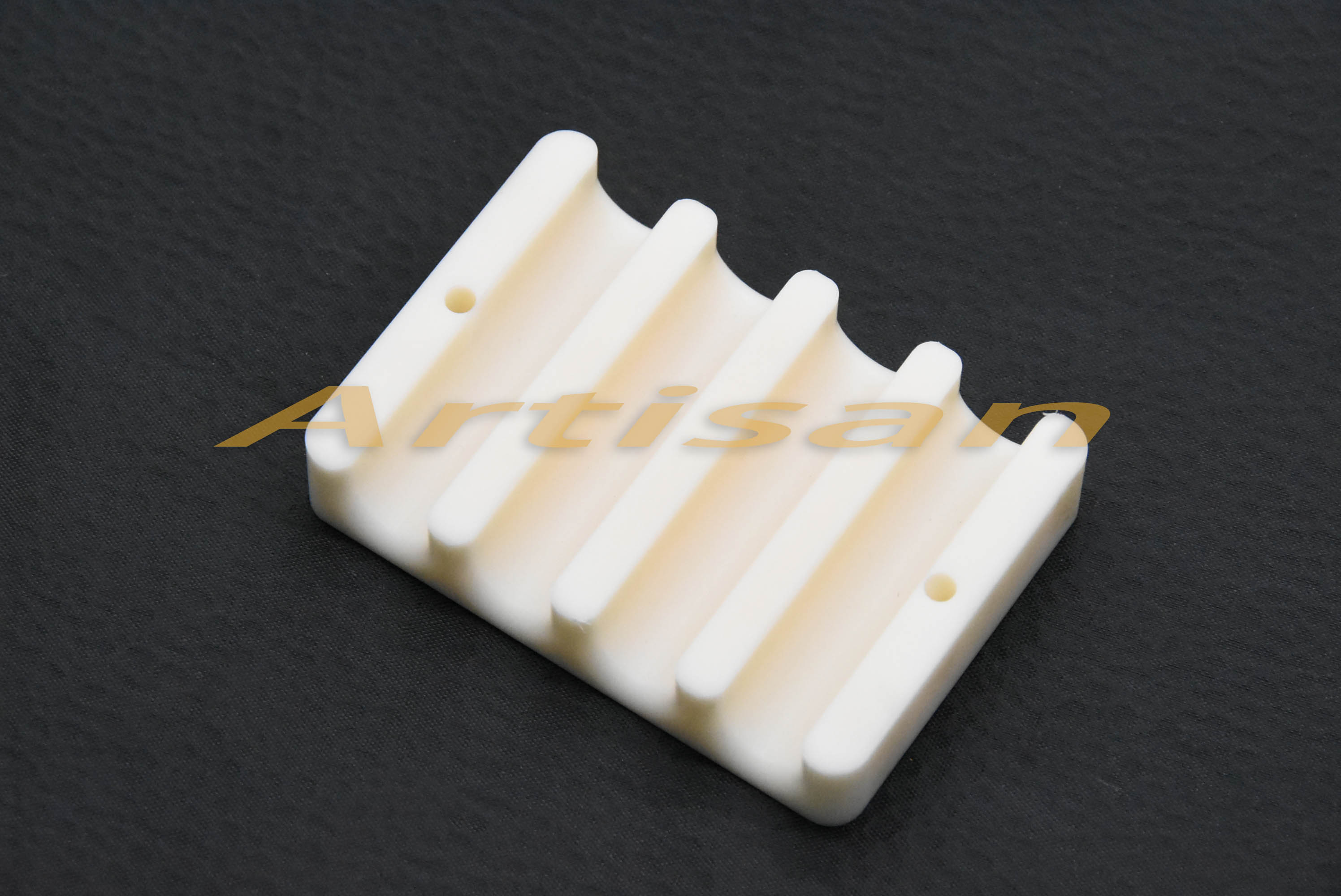 <strong>电子类精密加工：尼龙夹具</strong>