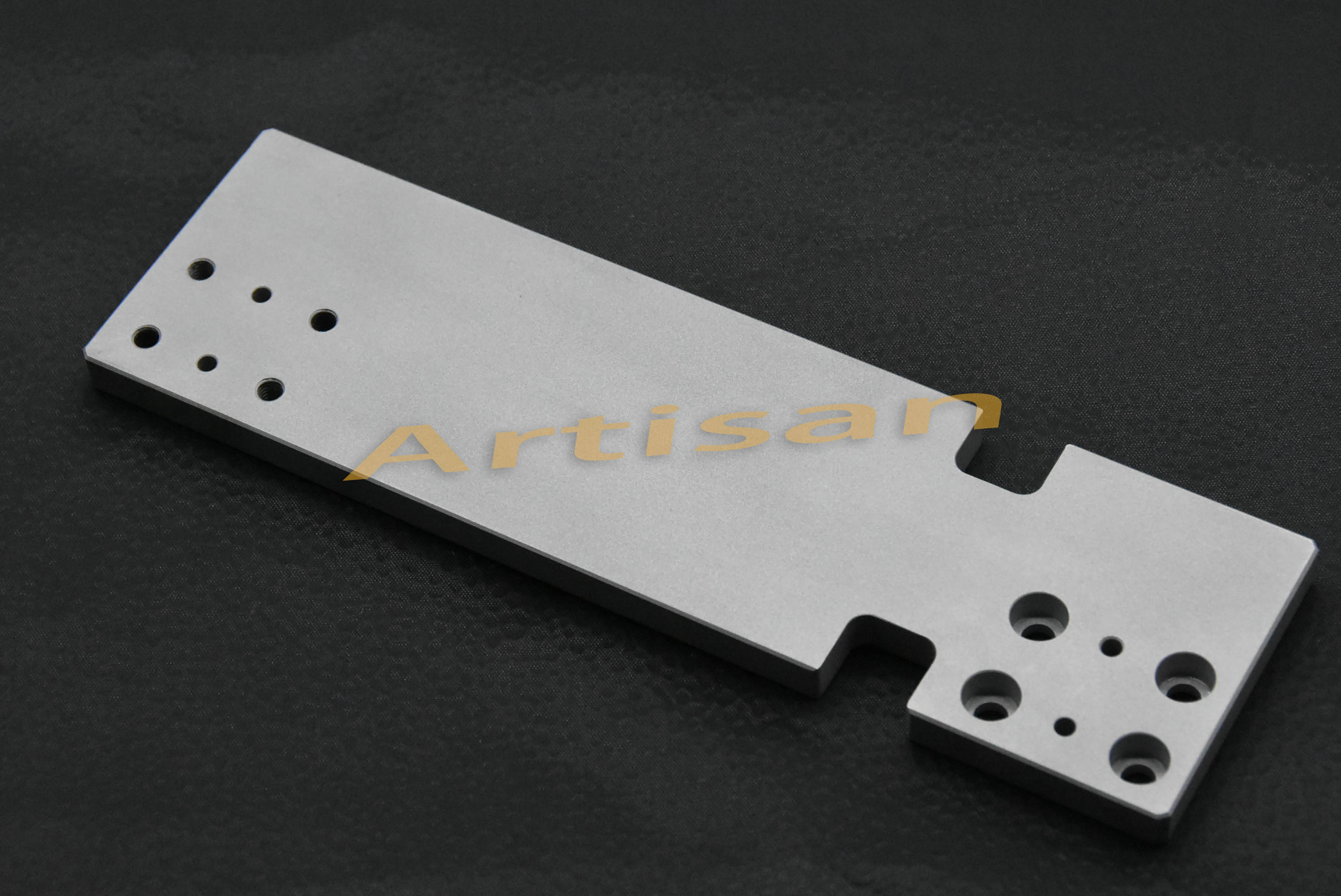 <strong>电子类精密加工：横板</strong>