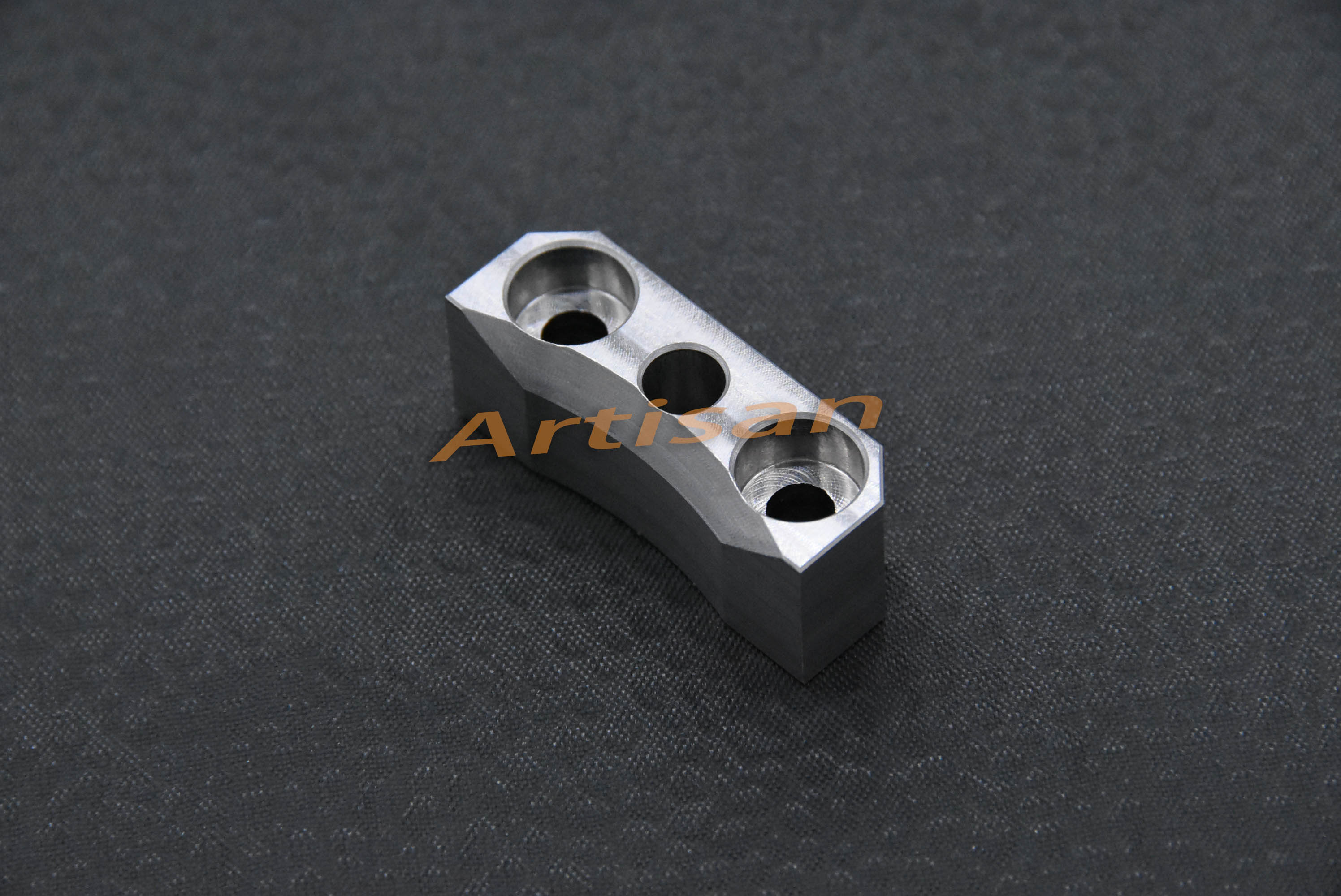 <strong>电子类精密件加工：定位销块</strong>