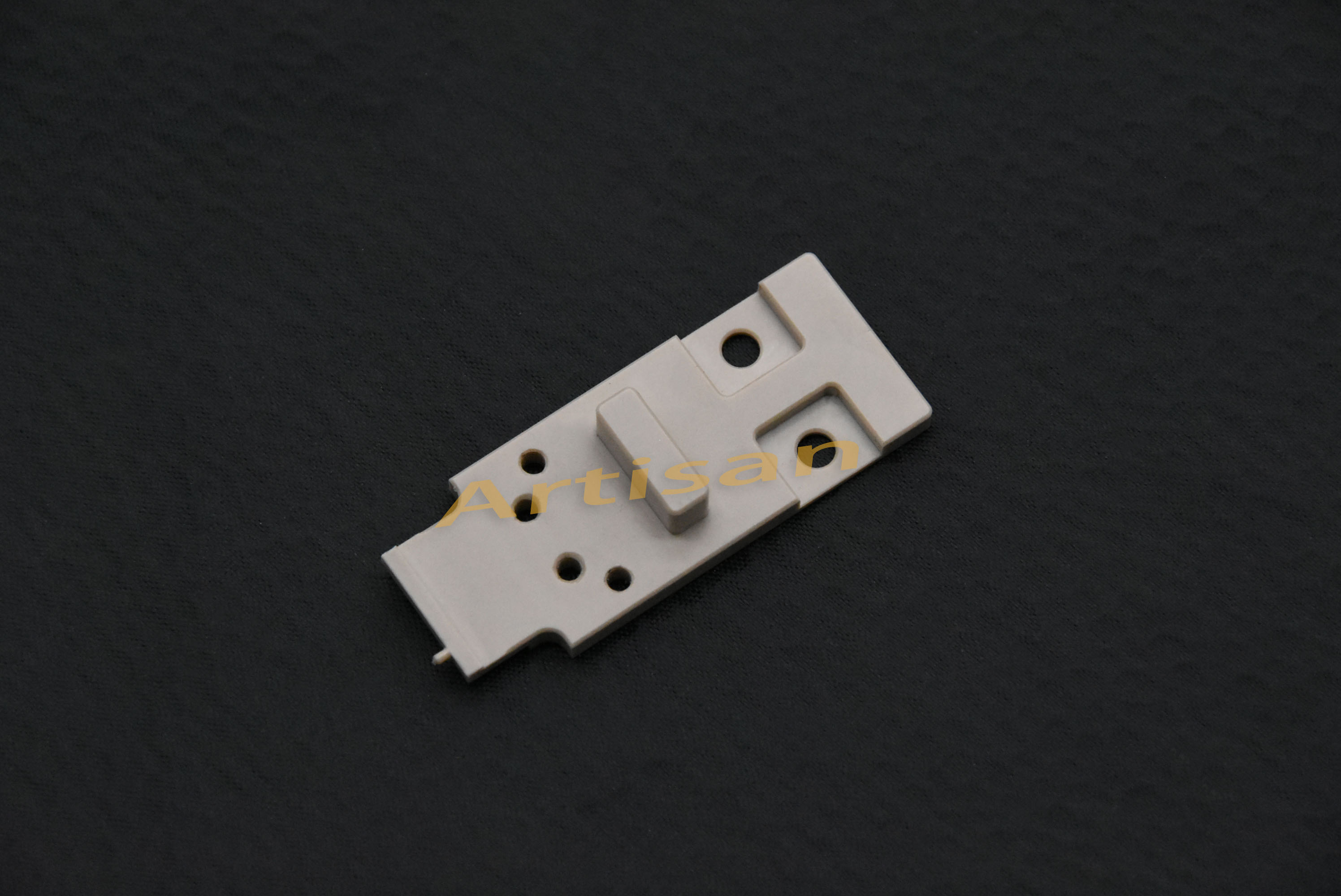 <strong>电子类精密件加工：塑料块2</strong>